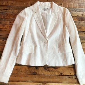 Linen white short blazer.